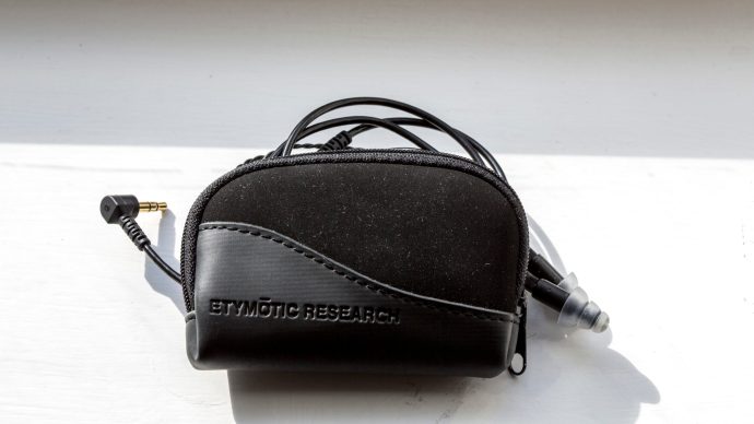 Etymotic ER-4PT MicroPro преглед: Мекият калъф помага да се запазят слушалките в безопасност, но те са здрави и здрави