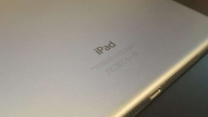 iPadのシリアル番号が刻印されています