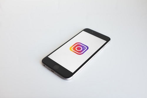 Instagramなぜメッセージが青いのか